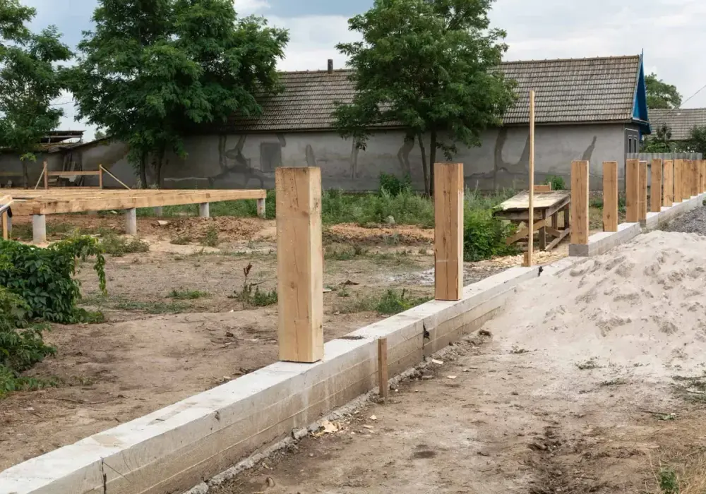 Fundament pod ogrodzenie - Jak uniknąć błędów i pęknięć po zimie?