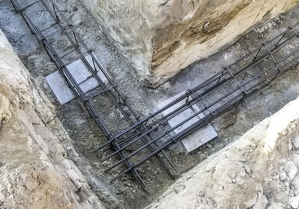 Jak prawidłowo zbroić ławę fundamentową, aby uniknąć problemów?