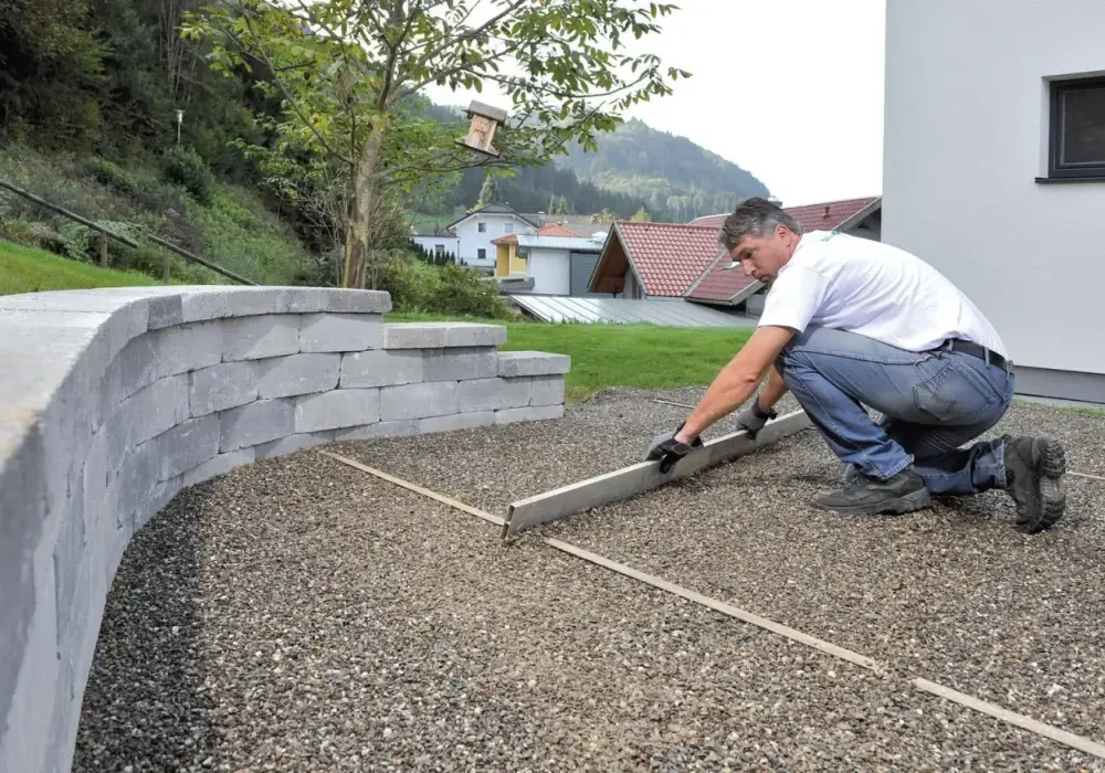 Podjazd z betonu - Jak uniknąć pęknięć i błędów przy ogrodzeniu?