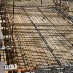 Siatka zbrojeniowa przygotowana pod strop monolityczny. Widać betonowe pustaki i elementy konstrukcyjne.