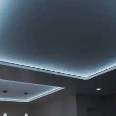 Nowoczesny sufit napinany z podświetleniem LED tworzy niepowtarzalny klimat.