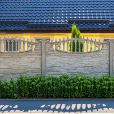 Ile kosztuje montaż płotu betonowego? Zobacz, co wpływa na cenę