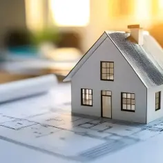 Model domu na planach architektonicznych. Zastanawiasz się, ile się czeka na pozwolenie na budowę? Czas oczekiwania bywa różny.