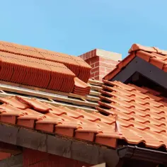 Układanie dachówki ceramicznej. Sprawdź, jaka jest dachówka ceramiczna cena za m2, by wybrać najlepszą opcję na swój dach.