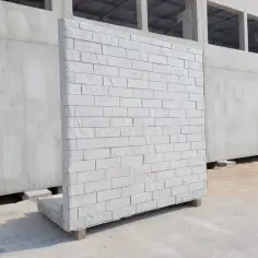 Gotowy do montażu mur oporowy betonowy z fakturą cegły. Solidna konstrukcja na placu budowy.
