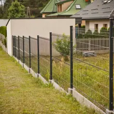Jak zrobić ogrodzenie na pochyłym terenie bez błędów i kosztów