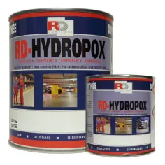 Farba do betonu w garażu: puszki RD-HYDROPOX w kolorze beżowym, idealne do wnętrz.