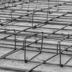 Siatka zbrojenia płyty fundamentowej, gotowa do zalania betonem. Solidna konstrukcja zapewniająca wytrzymałość.
