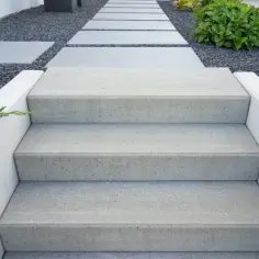 Nowe schody betonowe zewnętrzne, jak odnowić stare schody betonowe zewnętrzne. Ścieżka z płyt i kamieni.