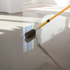 Wylewki anhydrytowe w trakcie prac. Sprawdź aktualną wylewki anhydrytowe cena za 1m2, by zaplanować budżet.