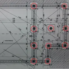 Plan budowlany z zaznaczonymi czerwonymi okręgami punktami fundamentowymi SF1, tworzącymi wieniec budowlany.