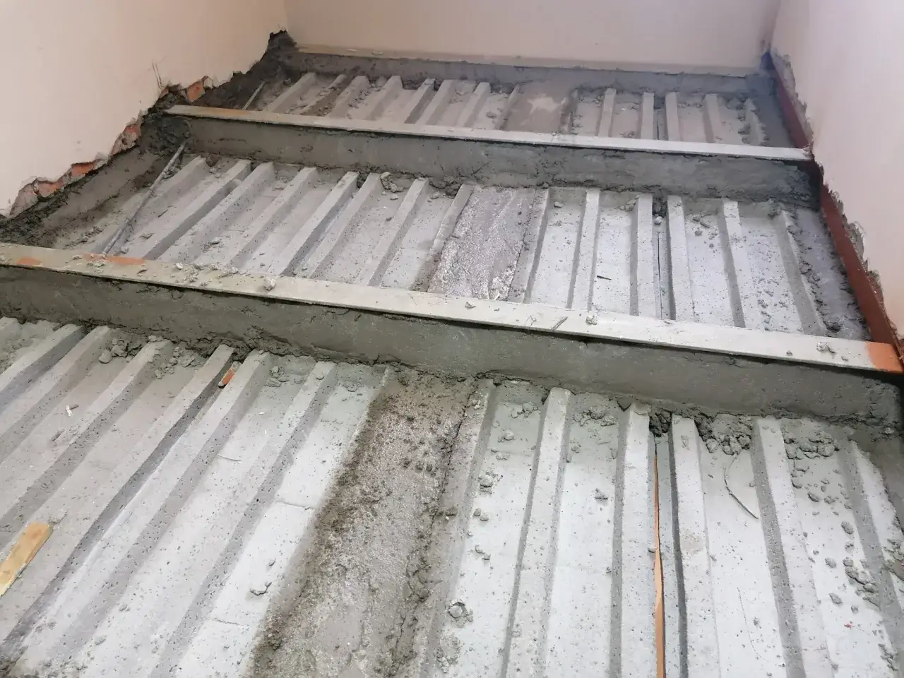 Konstrukcja stropu rektora w trakcie budowy, widoczne belki i beton.