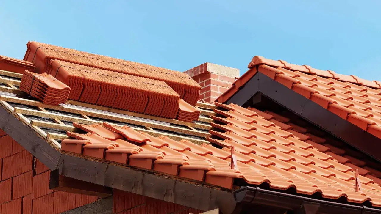 Układanie dachówki ceramicznej. Sprawdź atrakcyjną dachówka ceramiczna cena za m2.
