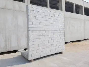 Gotowy do montażu mur oporowy betonowy z fakturą cegły. Solidna konstrukcja na placu budowy.