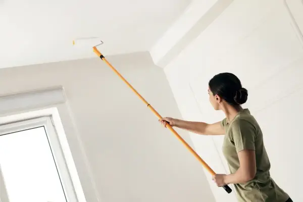 Malowanie sufitu kierunek - Jak uniknąć smug i śladów wałka?
