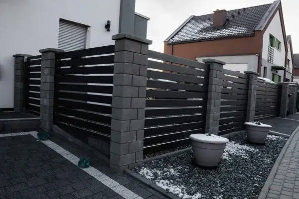 Maksymalna wysokość ogrodzenia - Ile może mieć płot bez zgłoszenia?