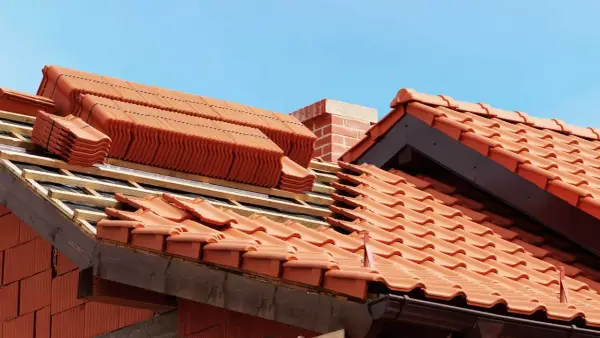 Ile kosztuje dachówka ceramiczna - Realny koszt dachu z montażem