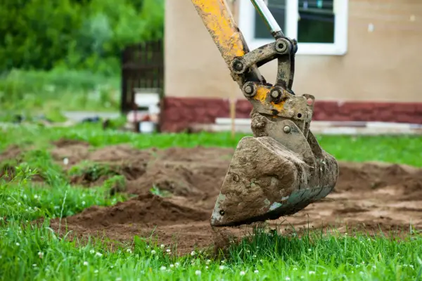 Niwelacja terenu działki ze spadkiem - Jak uniknąć błędów?