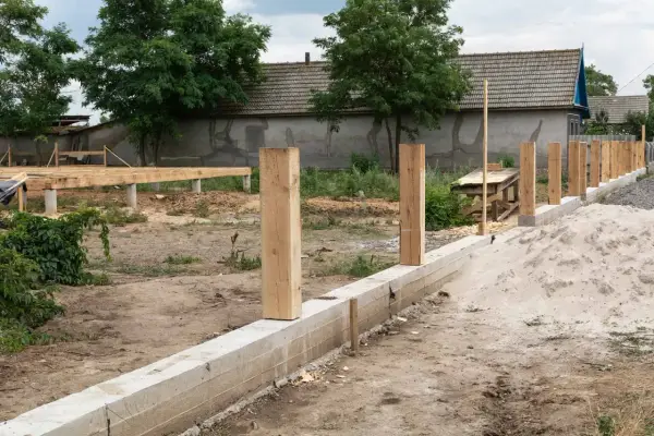 Fundament pod ogrodzenie - Jak uniknąć błędów i pęknięć po zimie?