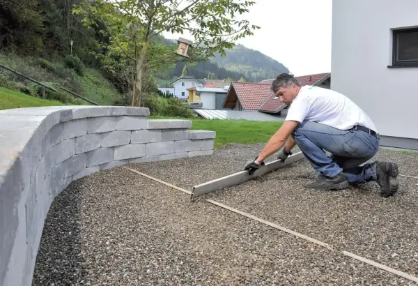Podjazd z betonu - Jak uniknąć pęknięć i błędów przy ogrodzeniu?